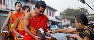 Moines recevant l'aumone à Luang Prabang, Laos